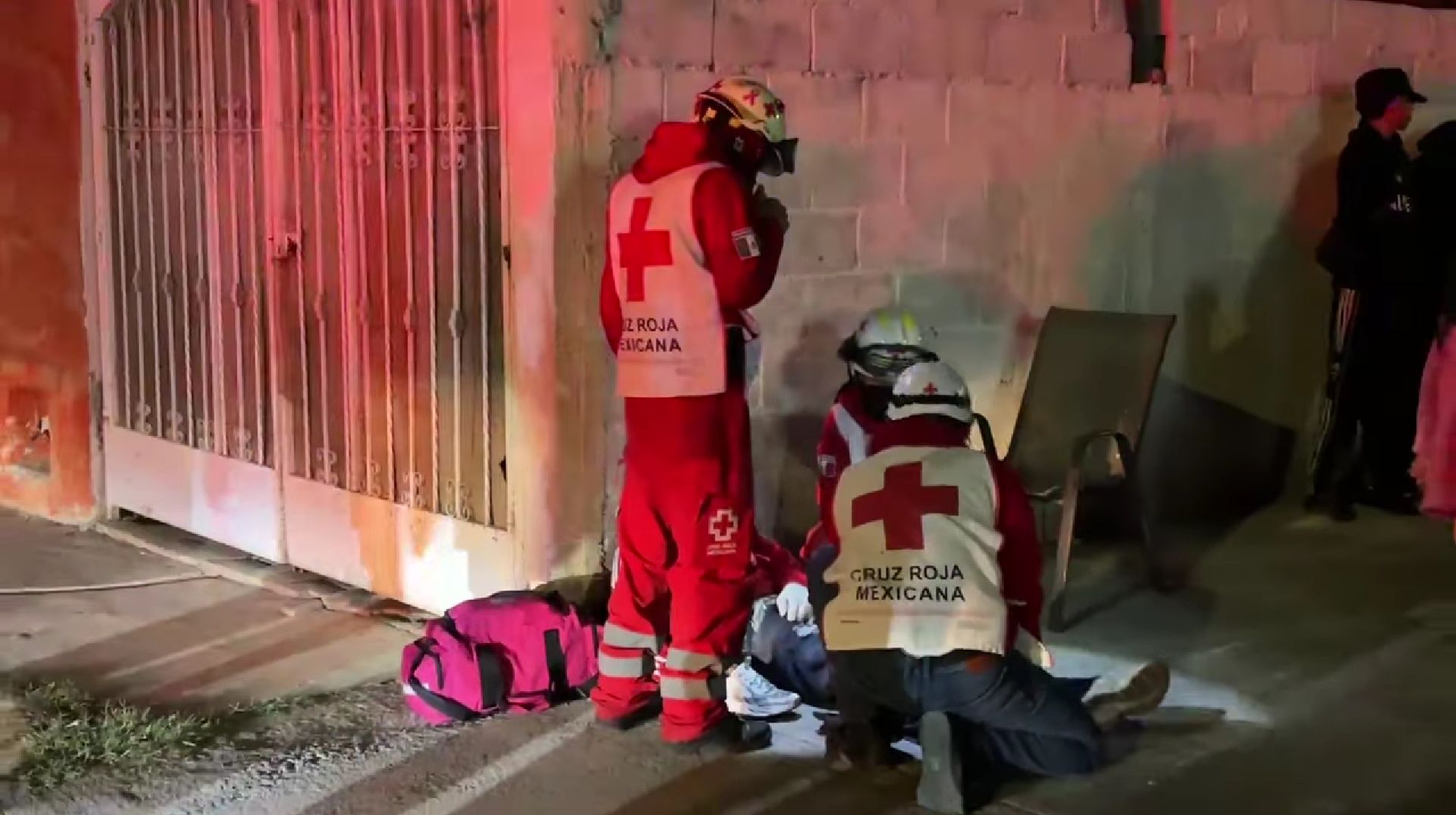 Menor motociclista cae al pavimento tras intentar rebasar
