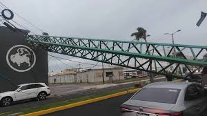 Grúa colapsa por fuertes vientos y cae sobre restaurante en Boca del Río