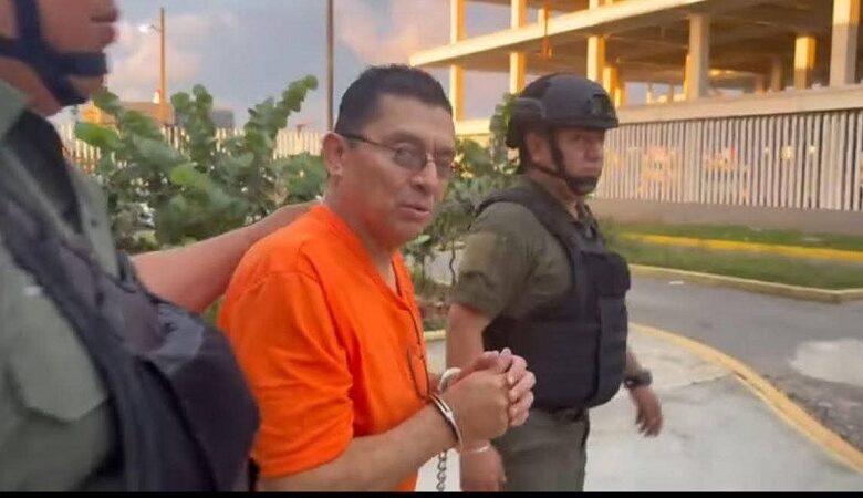 Vinculan a proceso a periodista Rafael León, Fiscalía retira cargo de terrorismo en Veracruz