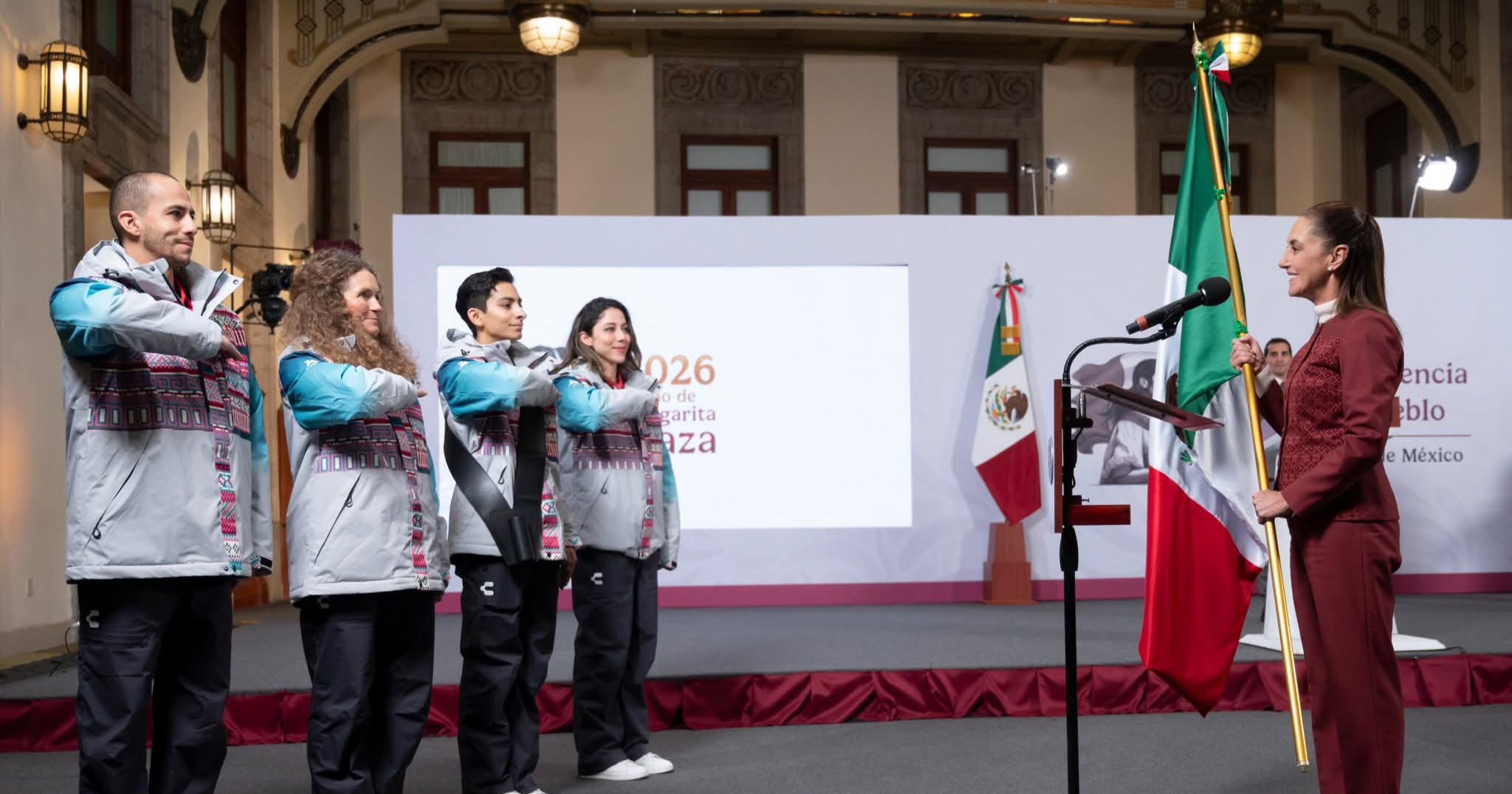 La delegación mexicana invernal es abanderada en el Palacio Nacional 