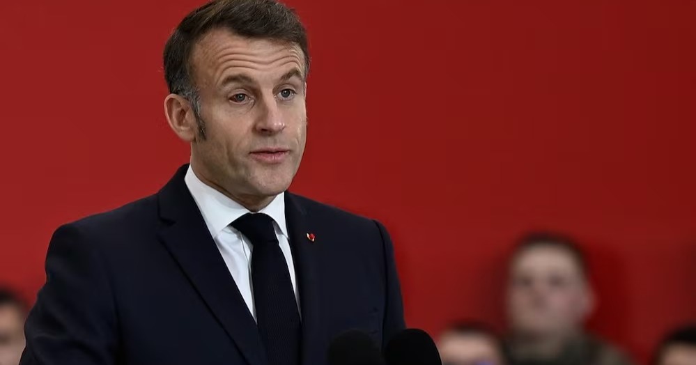 Macron aparece con el ojo hinchado; "es completamente inofensivo", dice