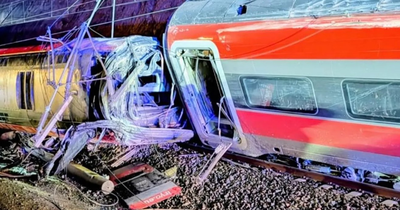 Choque de trenes deja 21 muertos y casi 100 heridos en España