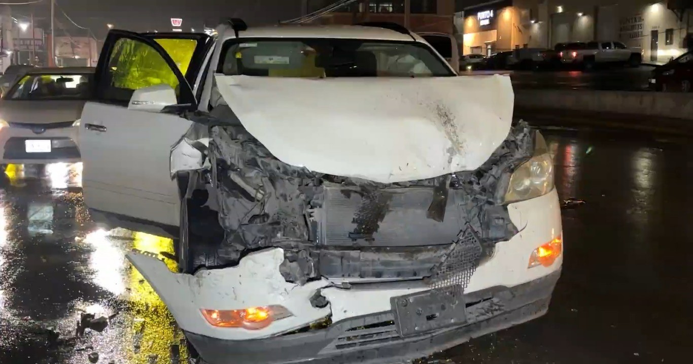 ¡Ni frenó! Ebrio choca y deja su camioneta tirada en la colonia Loma Bonita