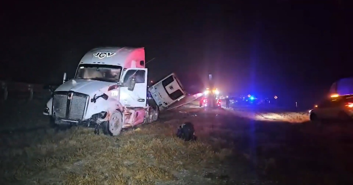  Neblina y asfalto mojado traicionan a trailero