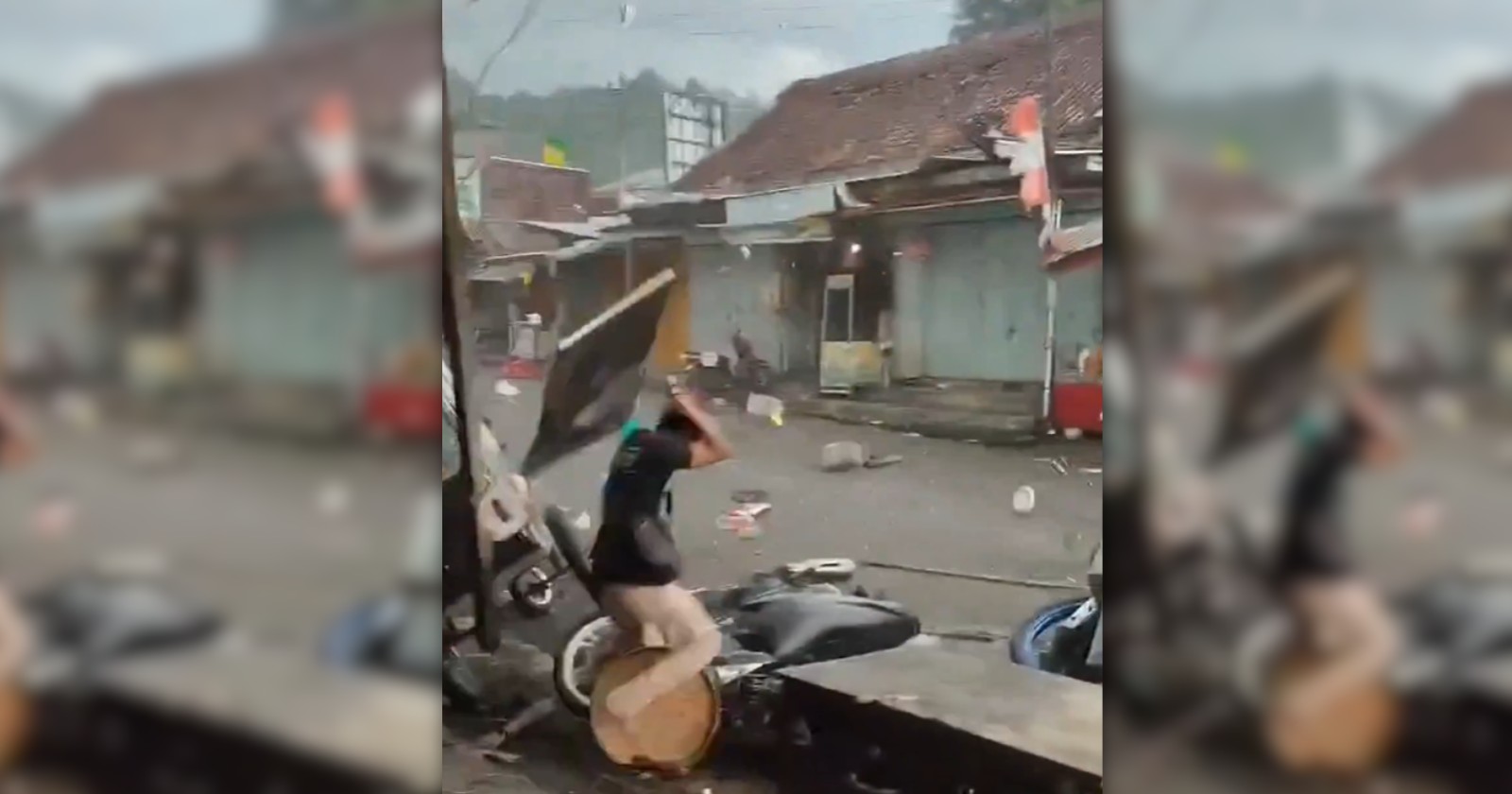 Tornado azota Indonesia y deja a un menor herido 