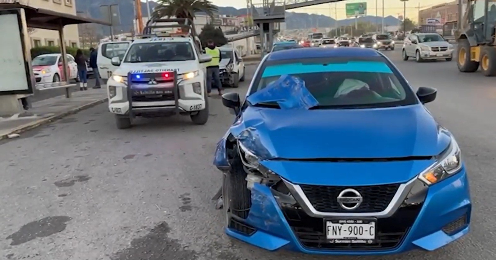 Doble carambola deja con daños a ocho vehículos en Saltillo