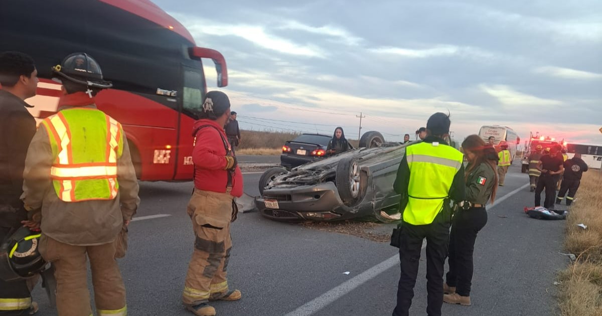 Conductor sale ileso tras violenta volcadura en carretera San Pedro-Torreón