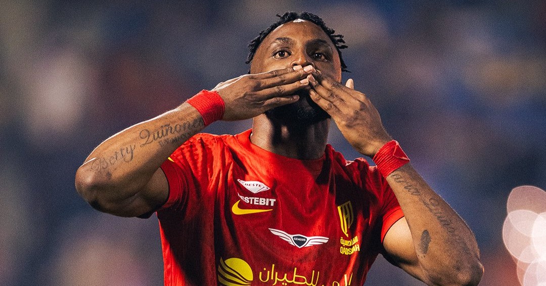 ¡Cerca de CR7! Julián Quiñones marca doblete para vencer a Karim Benzema