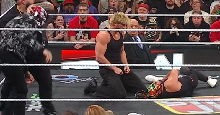 ¡Encienden alarmas! Rey Mysterio sale lesionado de su combate en Monday Night RAW 