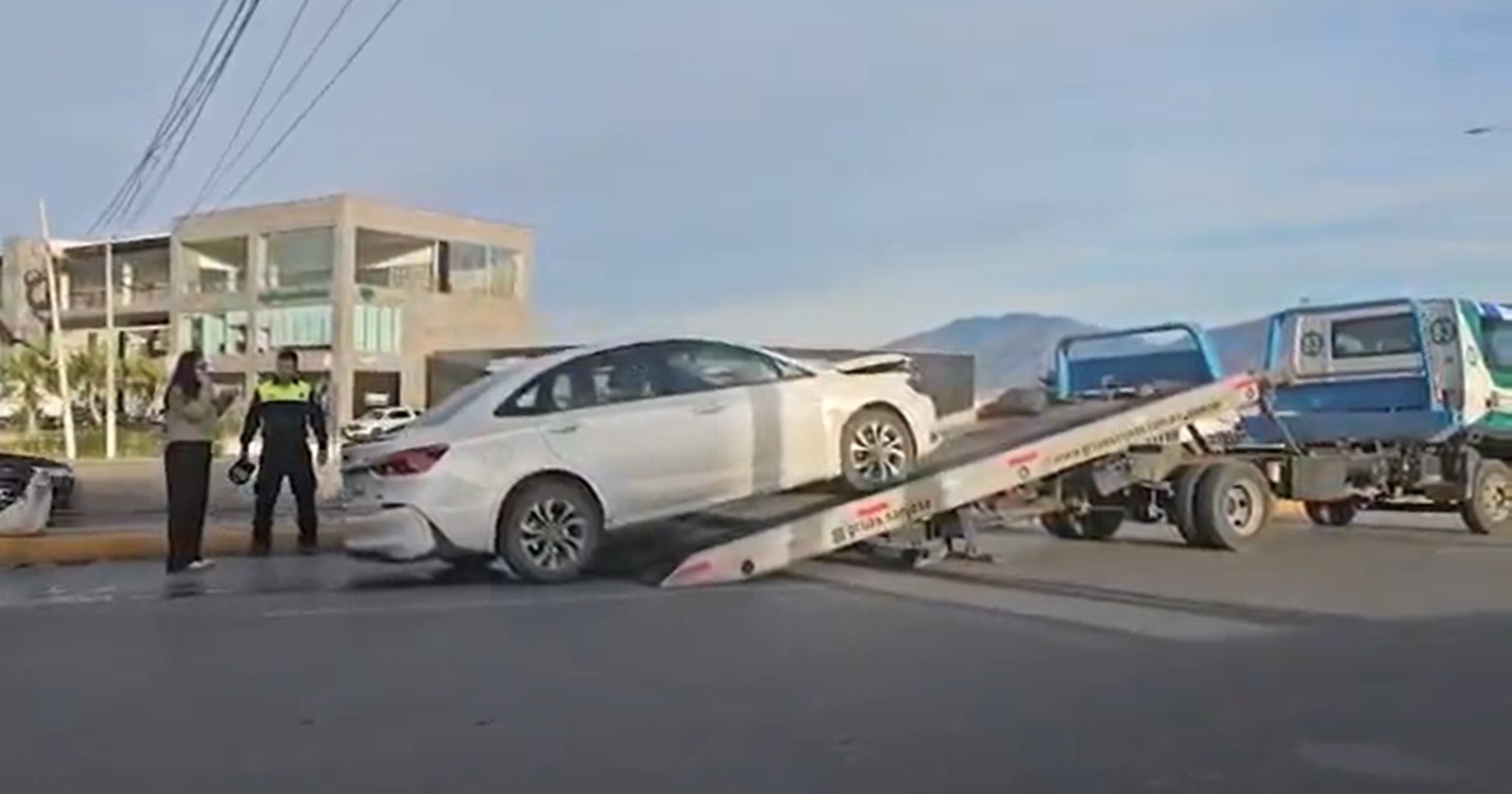 ¡Por usar el celular! Conductor arrolla a oficial de Tránsito en Saltillo