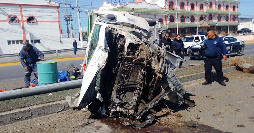 Aparatosa volcadura deja dos personas heridas en la Monterrey–Saltillo