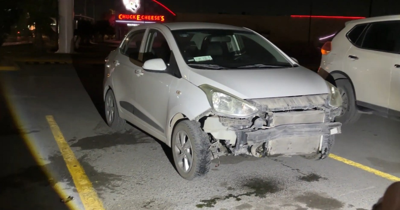 Conductor inexperto pierde el control y choca contra camellón