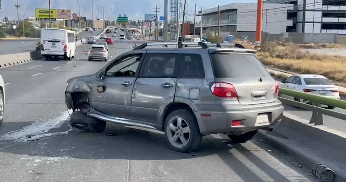 Volcadura deja daños materiales en el bulevar Nazario Ortiz Garza