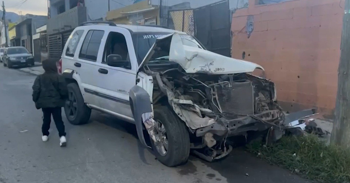 Choque por alcance deja poste partido en dos en la colonia Universidad Pueblo