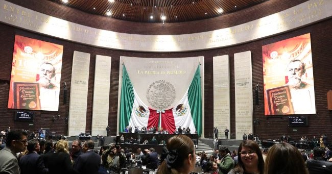 Diputados conmemoran Aniversario de la Constitución entre reclamos