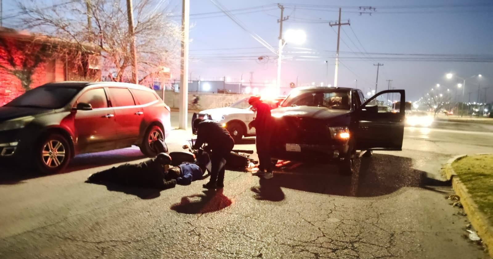 Padre e hijo son embestidos por una camioneta en Piedras Negras