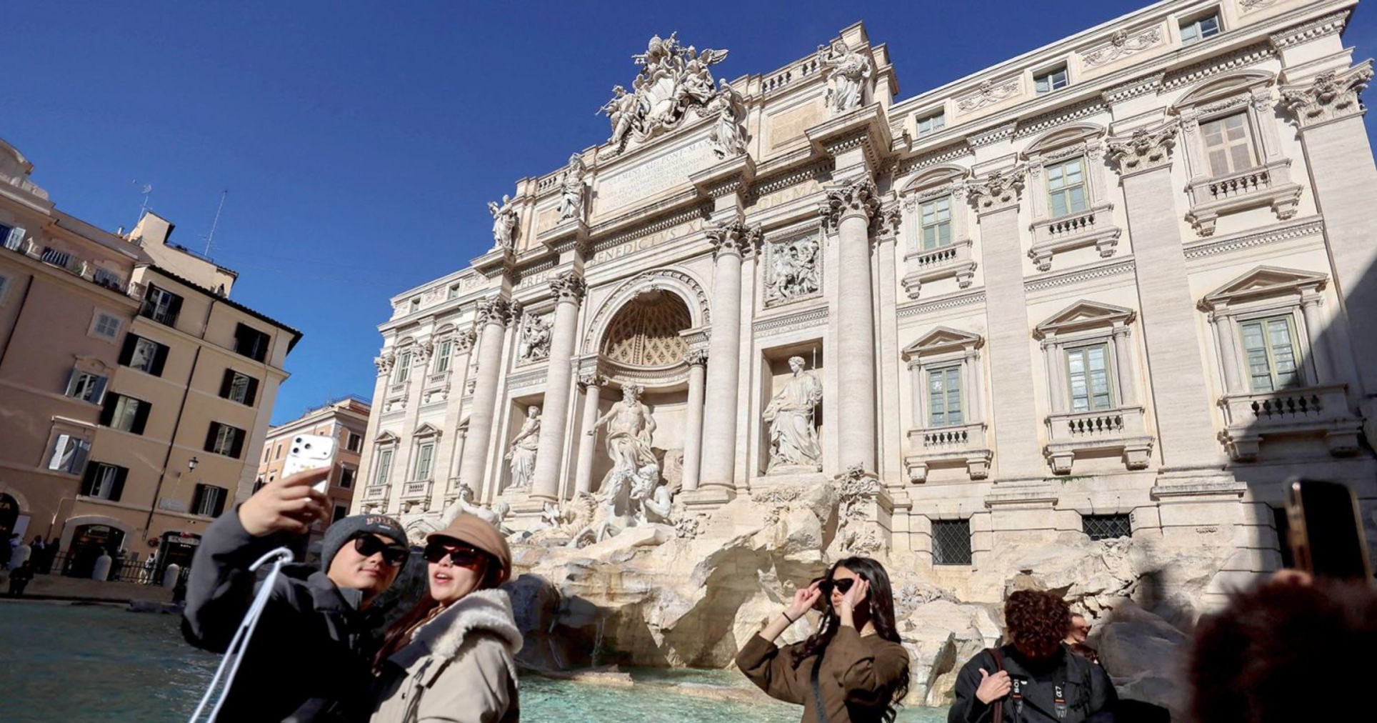 Lanzar monedas a la Fontana di Trevi ahora cuesta dos euros