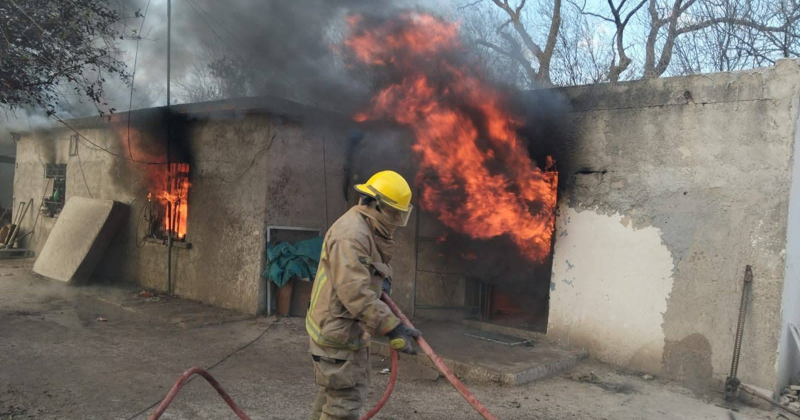 Voraz incendio consume vivienda en Allende
