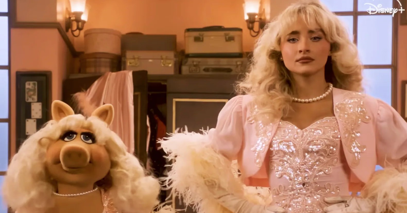 Sabrina Carpenter y Miss Piggy comparten escena en 'The Muppet Show'