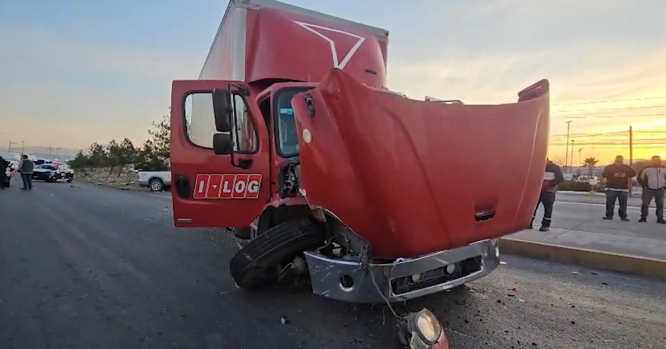 Camión de carga embiste cuatro vehículos en el libramiento Óscar Flores Tapia