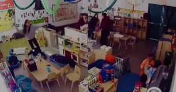 Maestra golpea a una niña con un zapato en guardería de California; VIDEO la exhibe y la despiden