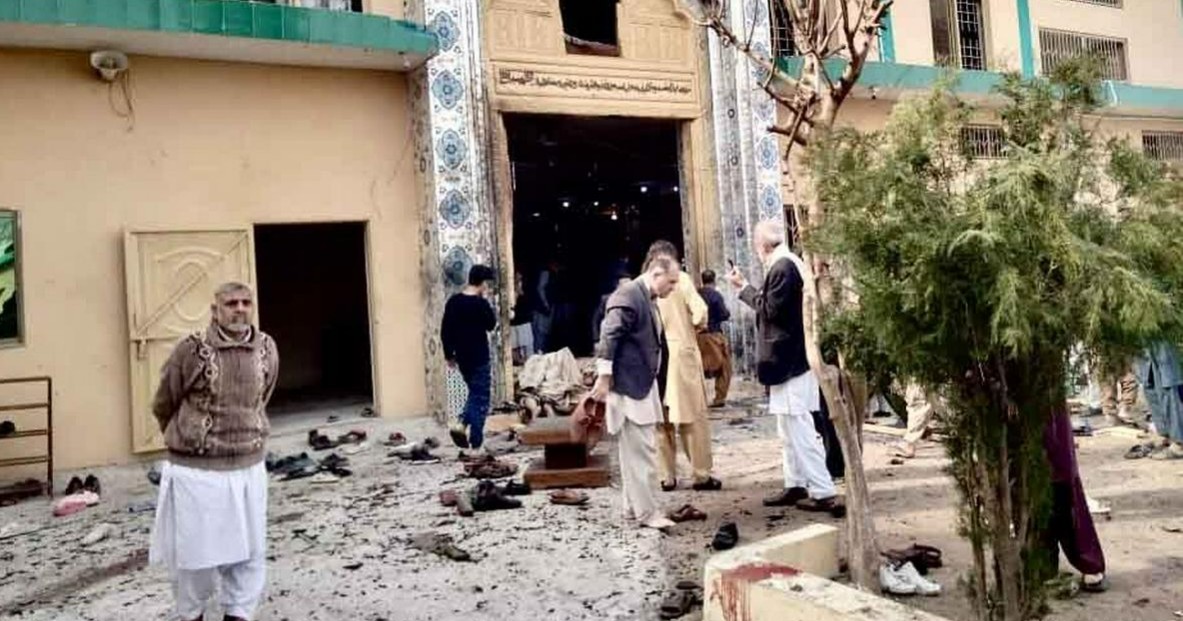 Ataque suicida en mezquita deja decenas de muertos en Pakistán