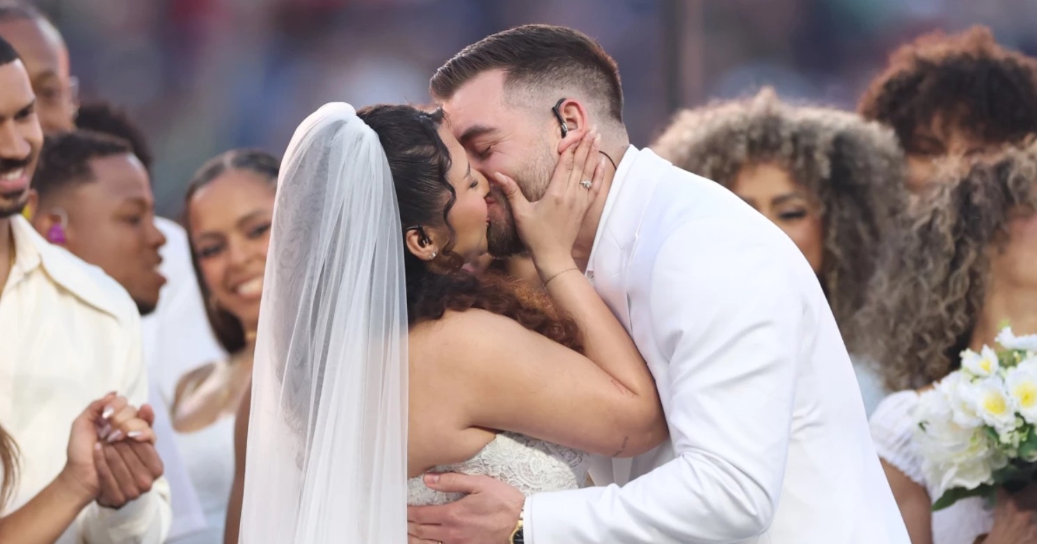 ¡Fue real! Bad Bunny cerró una boda auténtica durante el medio tiempo del Super Bowl