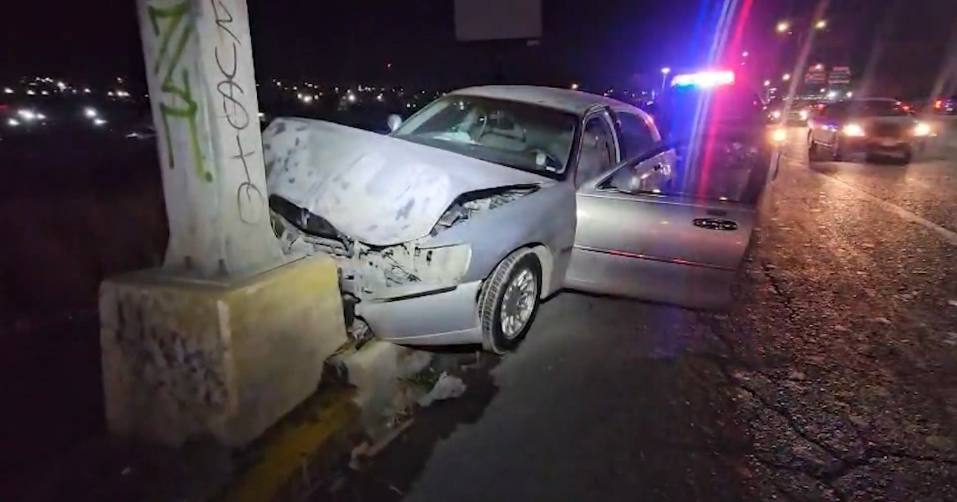 Borracho pierde el control, choca y termina en manos de la policía