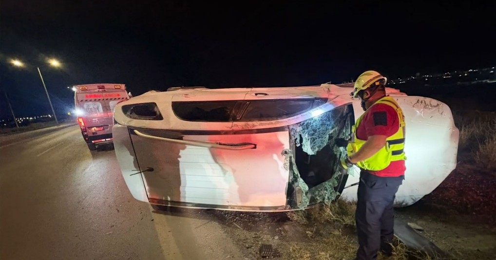  Alcohol casi lo mata: Destroza su camioneta en brutal volcadura