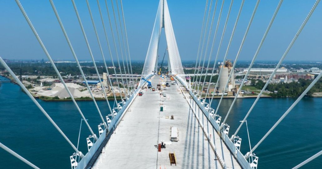 Trump amenaza con frenar la apertura del puente que conecta Canadá y Estados Unidos