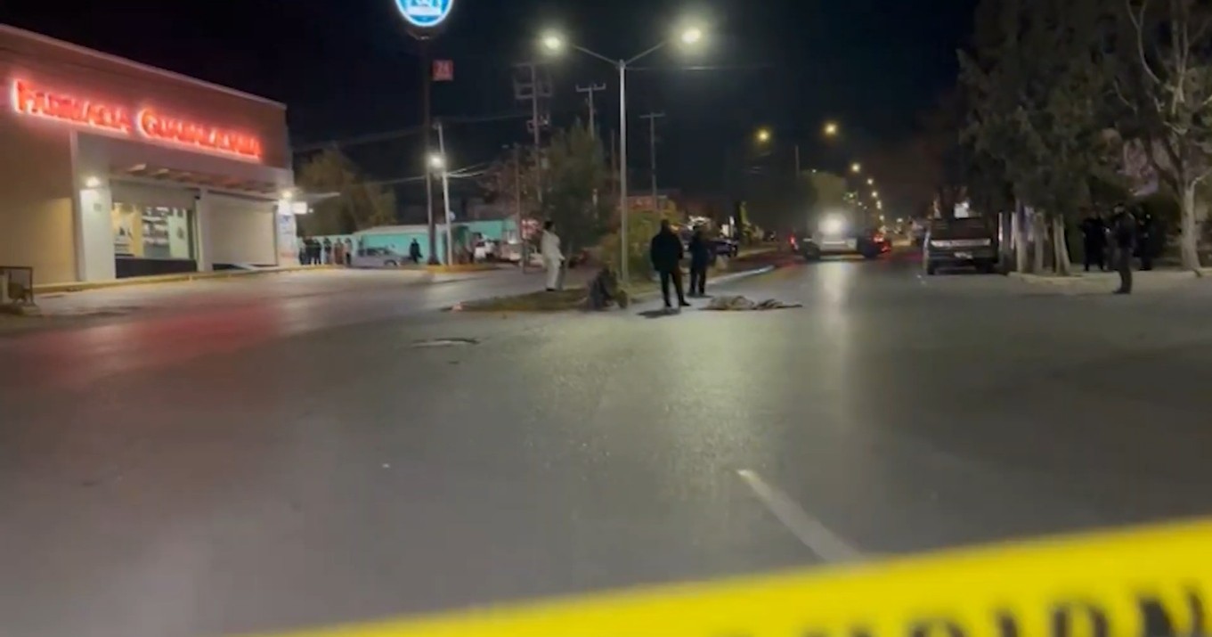  Mujer queda tendida tras ser atropellada por camión