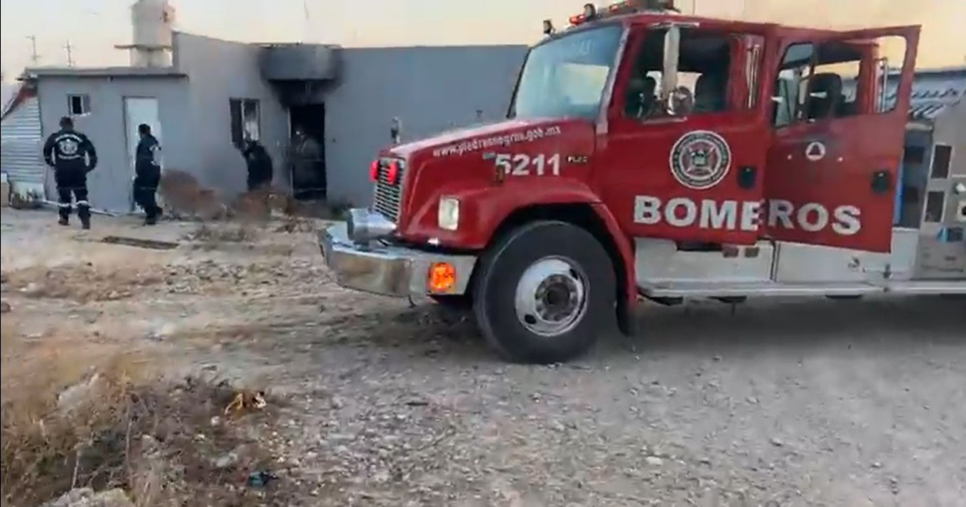 Incendio consume vivienda en Piedras Negras; dueño sospecha que fue provocado