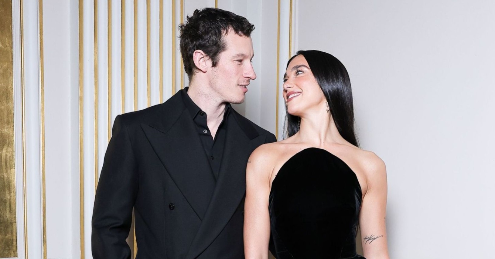 Dua Lipa y Callum Turner enfrentan a paparazzis en París