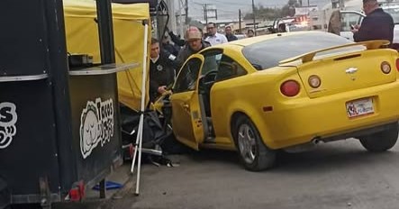 Auto embiste puesto de tacos en Monclova y deja tres mujeres heridas