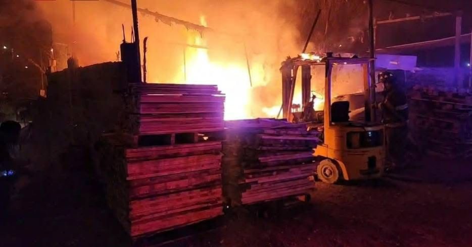 Se registra incendio en tarimera de Acuña 