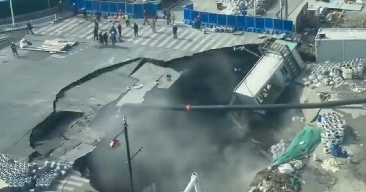 Enorme socavón toma por sorpresa a residentes de Shanghái