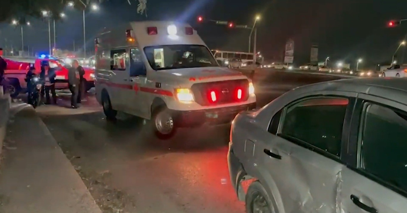 Choque en retorno manda a motociclista a la clínica 2