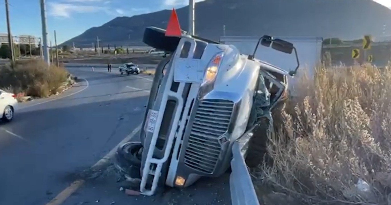 Trailero vuelca en la carretera a Zacatecas y termina lesionado 