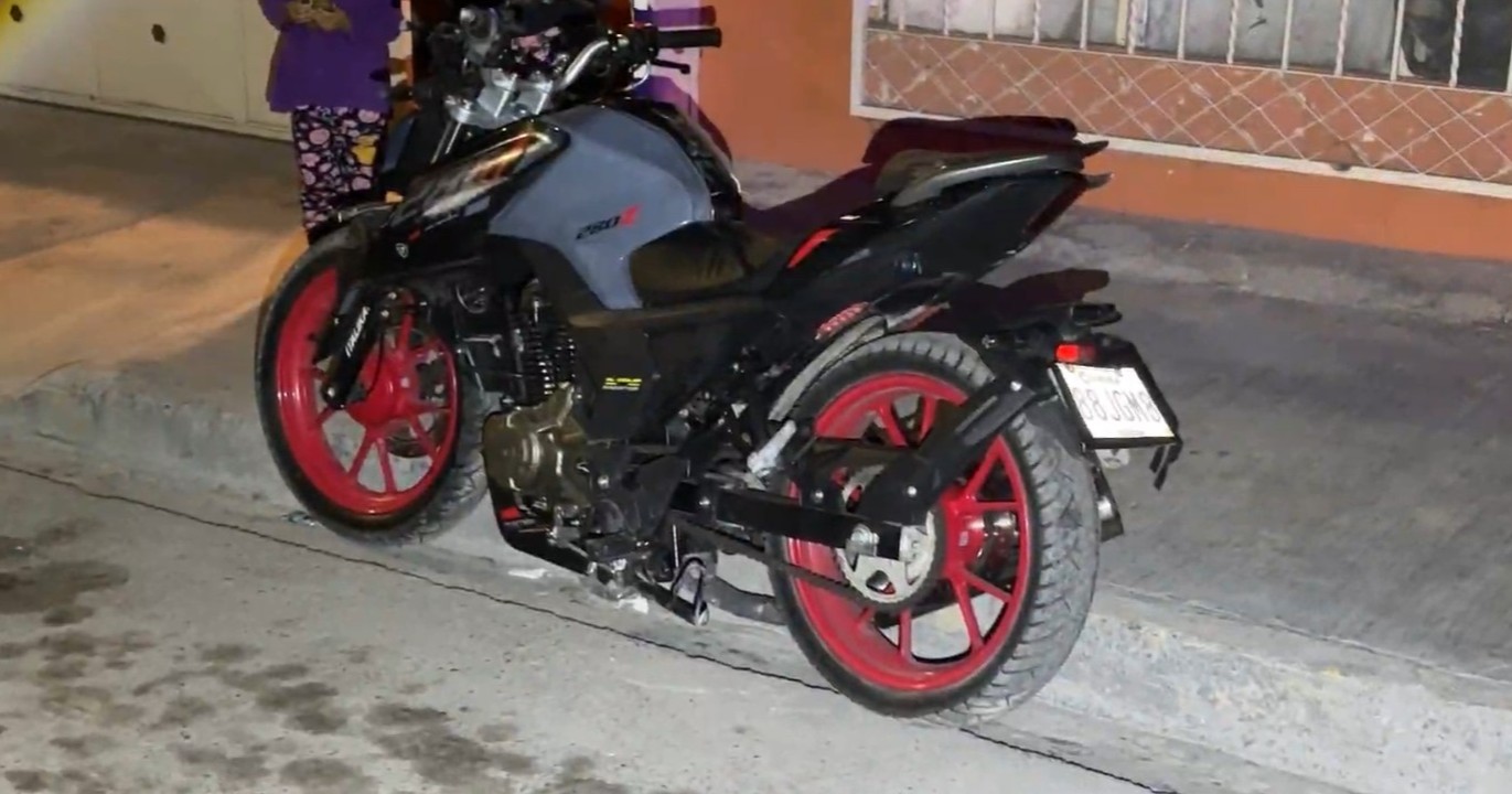 Motociclista derrapa al esquivar un transporte de personal y se lesiona 