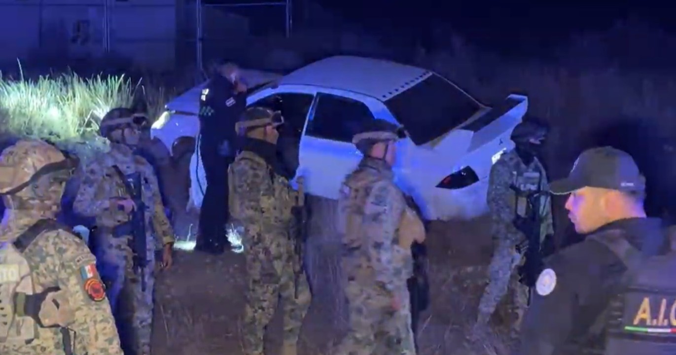 Se sale del camino y autoridades le aseguran un arma de fuego al oriente de Saltillo