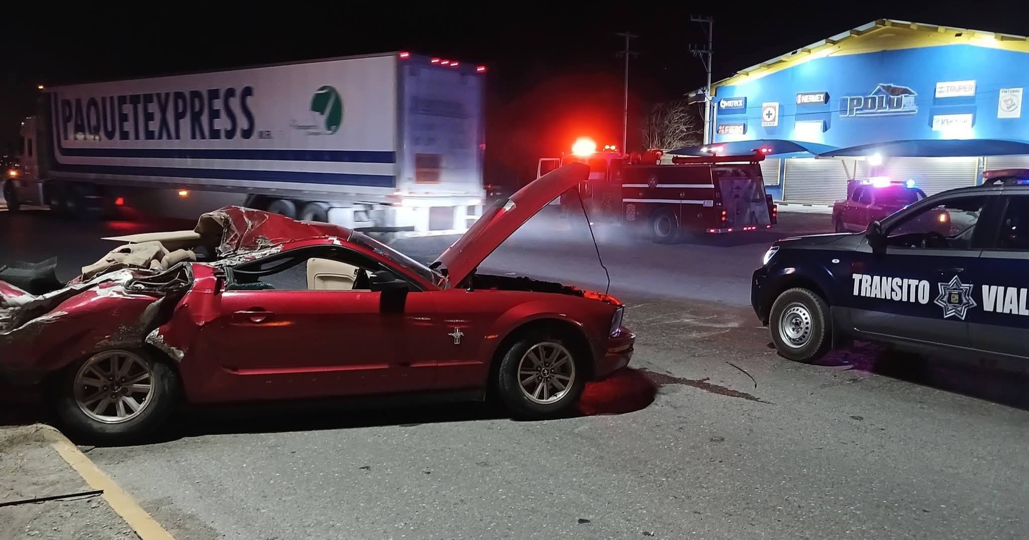 Destroza auto deportivo y queda bajo tráiler en Castaños