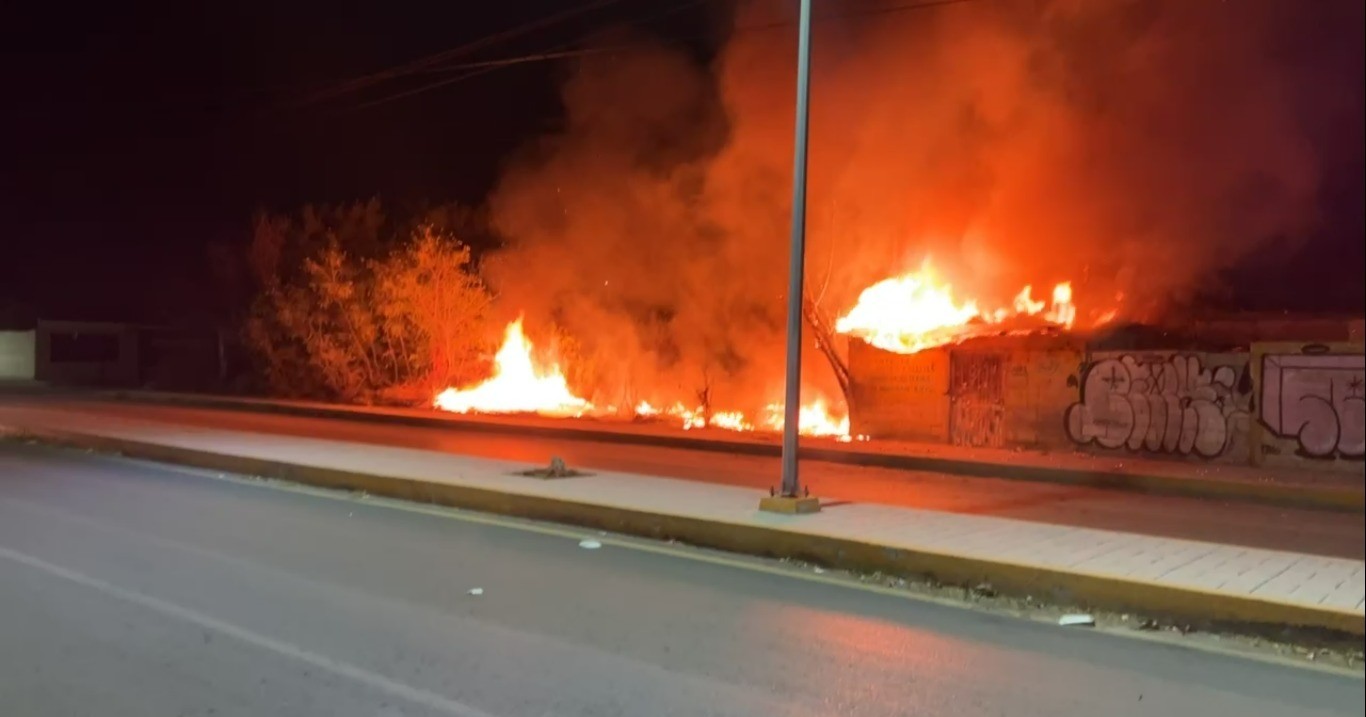Vulcanizadora es consumida por incendio originado en predio baldío