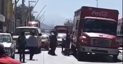 Motociclista queda prensado bajo camión de refresquera en Torreón