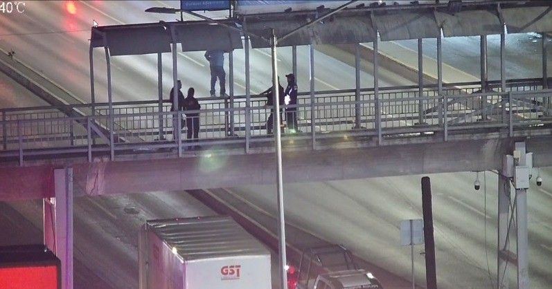 Hombre intento lanzarse de un puente y policías lo rescatan