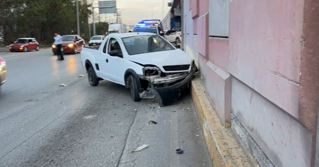 Pierde el control de su vehículo y se impacta contra la lateral del puente de AHMSA