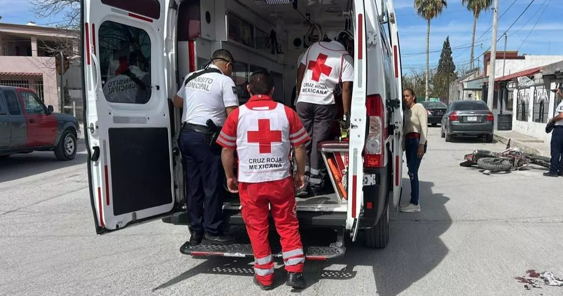 Conductor no respeta alto y deja lesionado a motociclista en Monclova