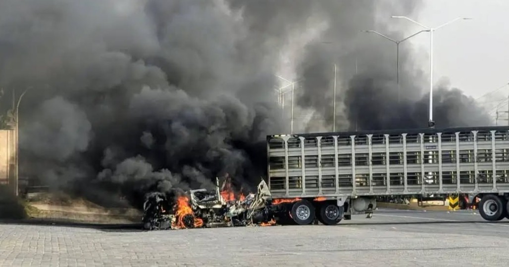 Narcobloqueos e incendios paralizan Jalisco