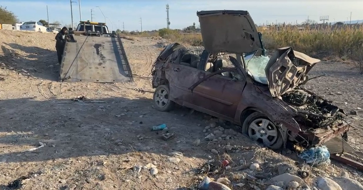 Mujer sale ilesa tras aparatosa volcadura en Monclova