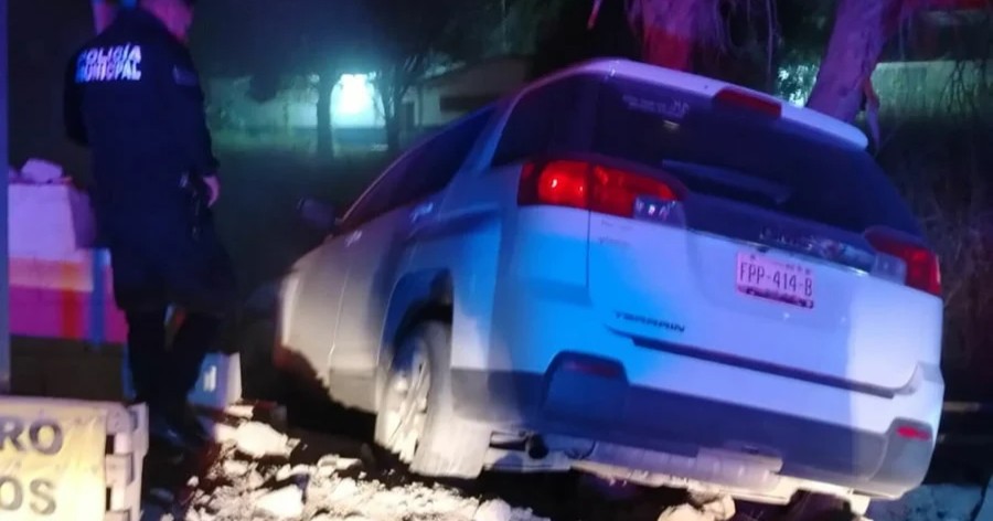 Menor ebrio choca camioneta contra primaria en Monclova; tres jóvenes resultan heridos