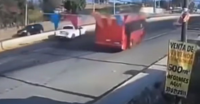 Chofer embiste camioneta en Jalisco y salva a pasajeros de ataque armado